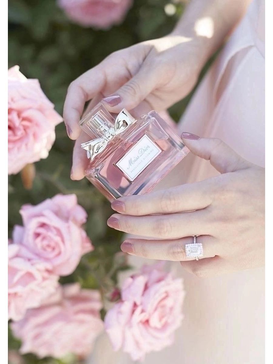 Розовые ароматы. Miss Dior Blooming Bouquet. Парфюм Мисс диор роза. Духи Эссенс Мисс диор розовые. Эстетика духов Мисс диор.