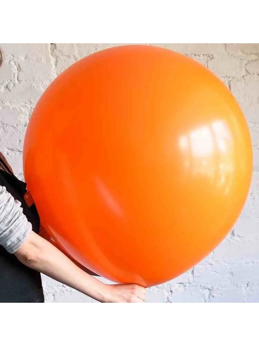 На оранжевом шаре. Оранжевый шарик. Большой шар. Оранжевый воздушный шарик. Огромный воздушный шарик.