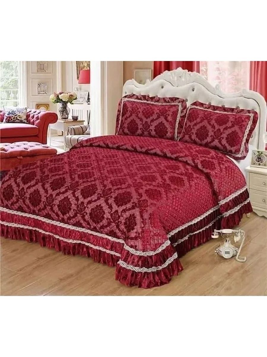 Кровать с бордовым покрывалом