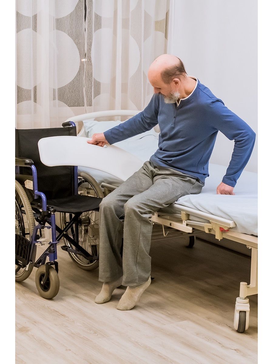 Пересаживание сидящего пациента на край стула кровати производят