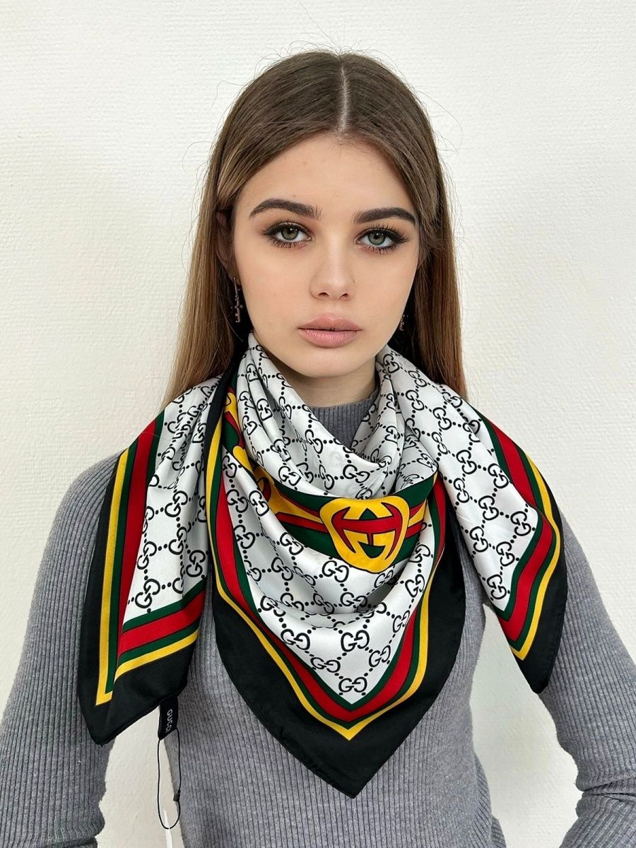 Шейный платок Dolce Gabbana.