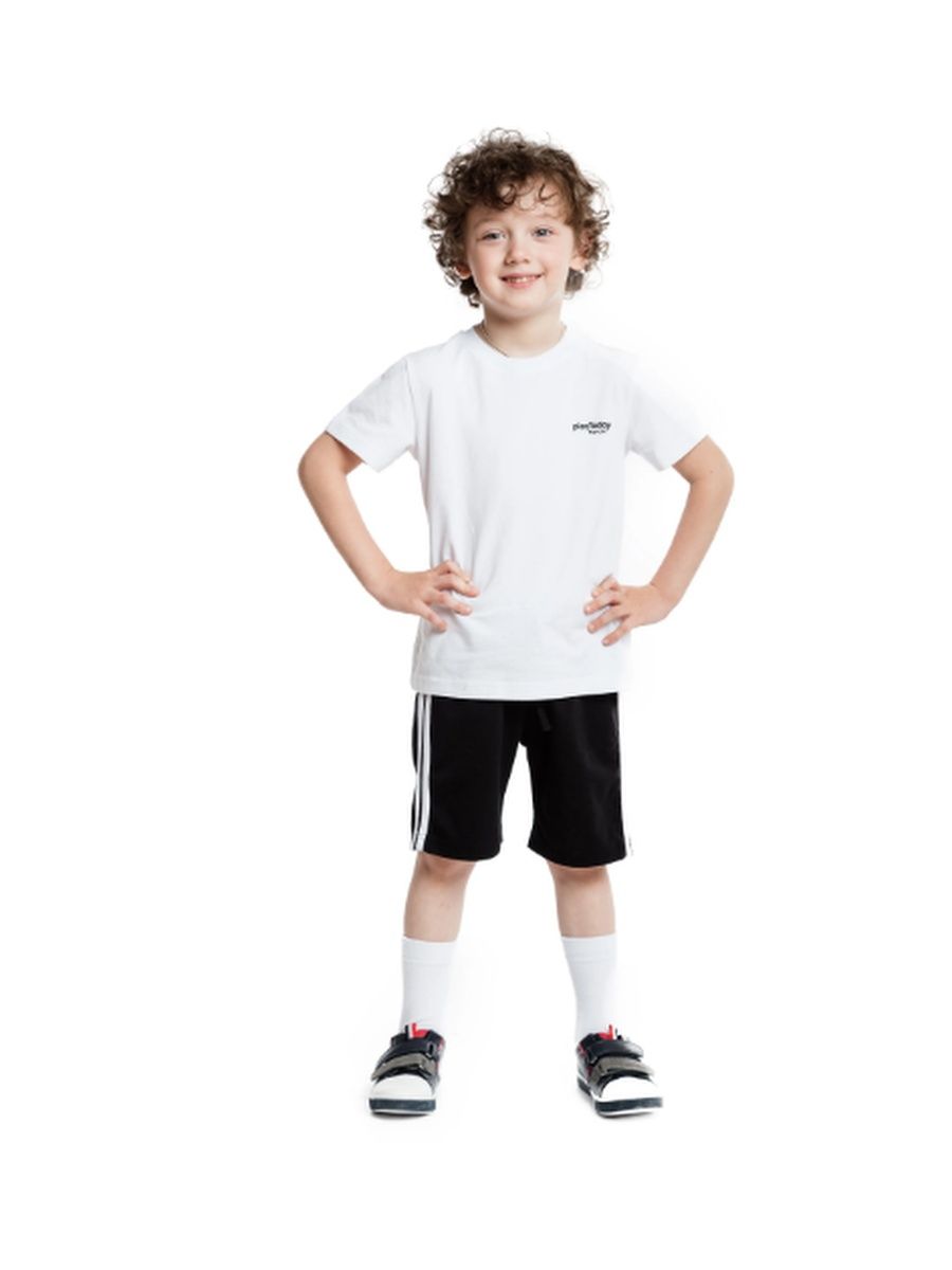 Спортивная форма белая футболка и черные шорты