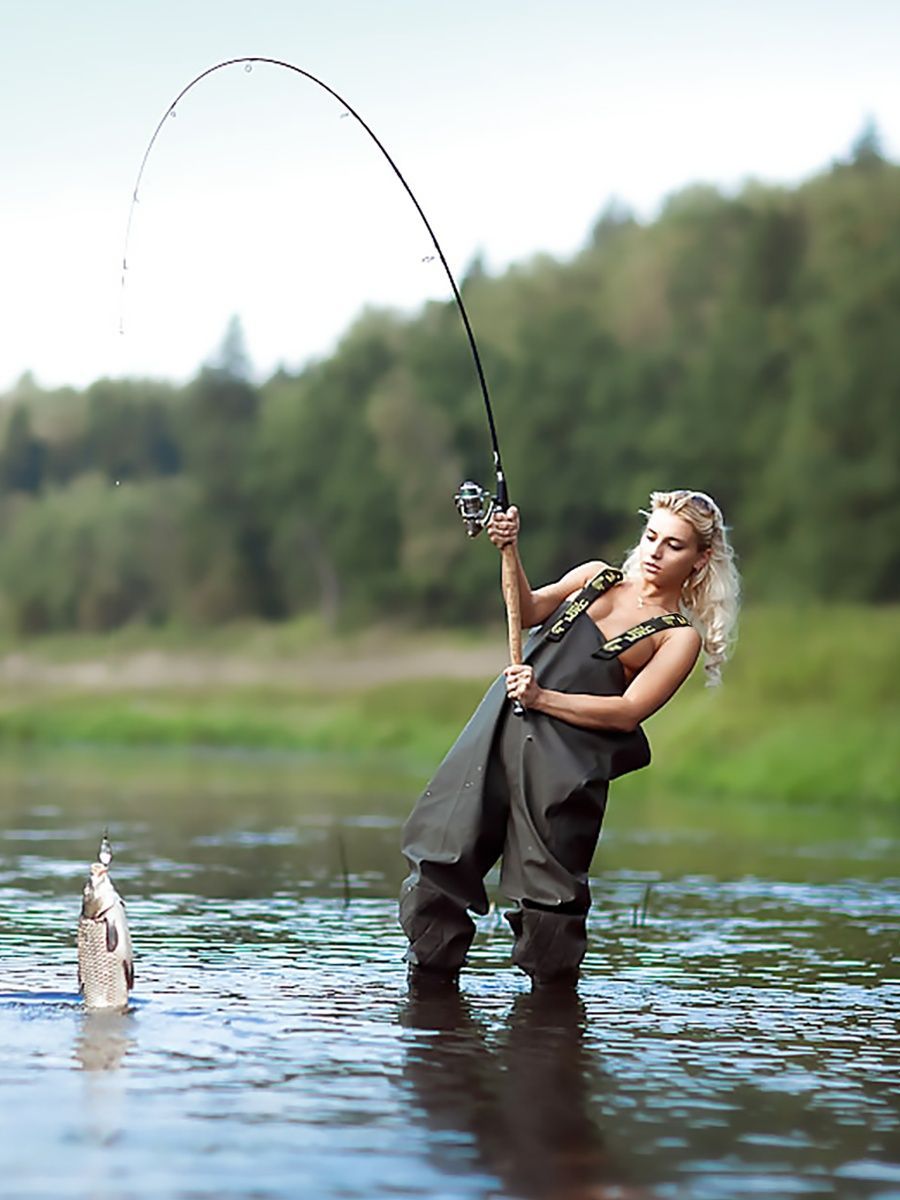 Ловлю рыбы на снасти. Девушка с удочкой. Летняя рыбалка. Рыбак на рыбалке. Рыбалка летом.